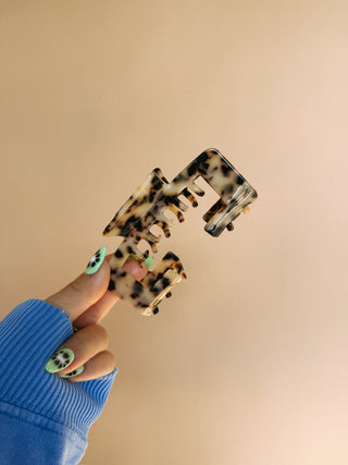 trucker hat hair clip - light tortoise